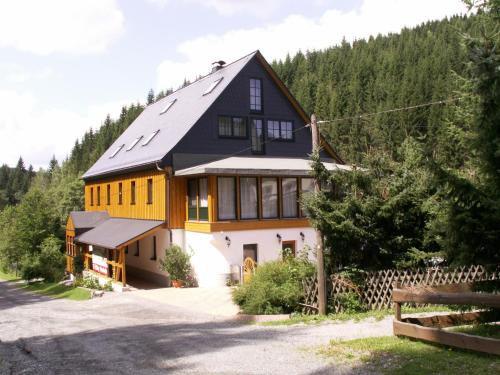 Breitenbrunn/Erzgeb. Apartment | Pet-Friendly Ferienwohnung Sternkopf with Breakfast & Kitchen