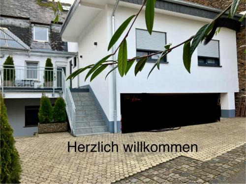Reil Apartment | Experience Comfort at Ferienwohnung StilleMitte with Hot Tub