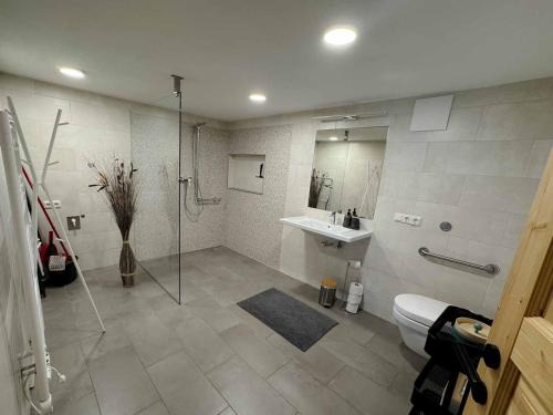 Bad Goisern Apartment | Scenic Ferienwohnung Stoablick - Accessible with Mountain Views