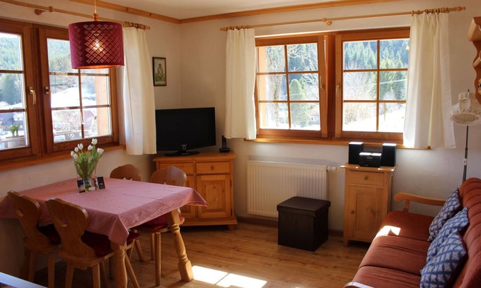 Hinterzarten Apartment | Family-Friendly Ferienwohnung Titisee with Spa and Kitchen