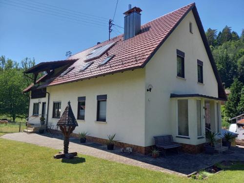 Lemberg Apartment | Child-Friendly Ferienwohnung Tremmbach with 9/10 Guest Rating