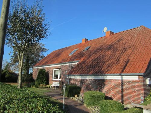 Uplengen Apartment | Family-Friendly Ferienwohnung Up Hobarg with Hot Tub