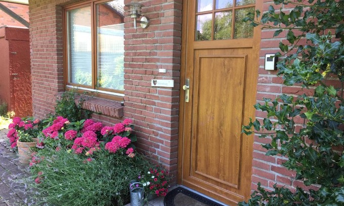 Niebuell Apartment | Child-Friendly Ferienwohnung von Luehmann with Kitchen Access