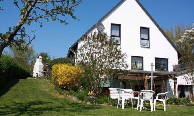Schwabstedt Apartment | Ocean View Retreat: Ferienwohnung Wachter - Rated 10/10