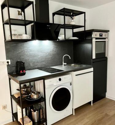 Mittelfeld Apartment | Family-Friendly Washingtonweg Retreat for Memorable Stays