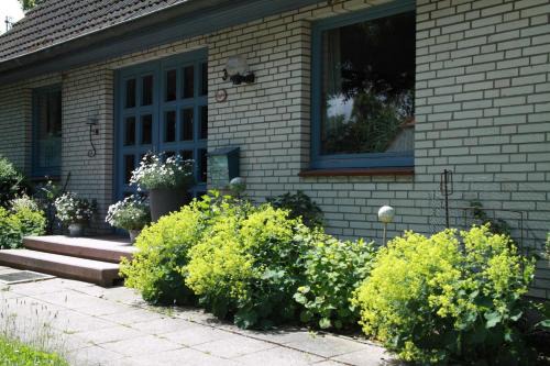 Vitzdorf Apartment | Oceanfront Ferienwohnung Weißes Haus with Family-Friendly Amenities