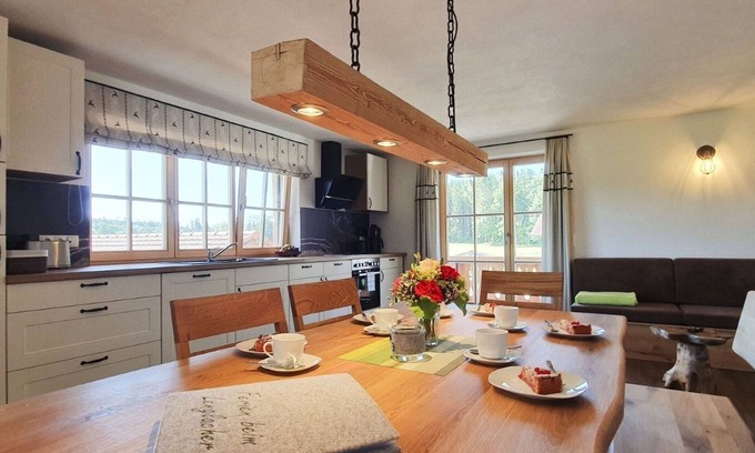 Chieming Apartment | Family-Friendly Ferienwohnung Weidblick with Kitchen Access