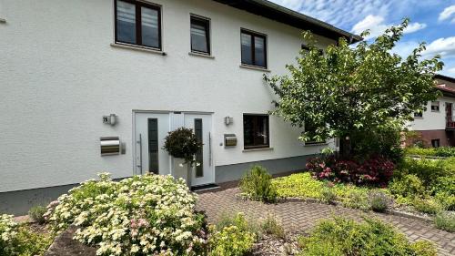 Hochspeyer Apartment | Welcoming Ferienwohnung Weltachs: Family-Friendly Retreat