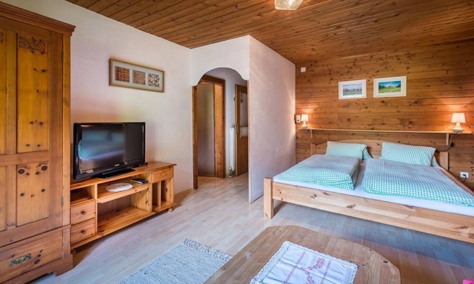 Weerberg Apartment | Family-Friendly Ferienwohnung Wiesengrün - Floachhof Retreat