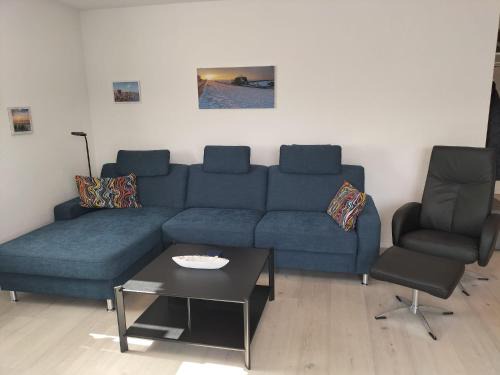 Norden Apartment | Family-Friendly Retreat at Ferienwohnung Windkunst with Hot Tub