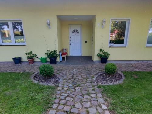 Hohen Viecheln Apartment | Oceanfront Retreat on Mecklenburger Straße 3 - Rated 9/10