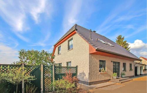 Helpt Apartment | Family-Friendly Ferienwohnung Woldegk: Pet Welcoming Retreat