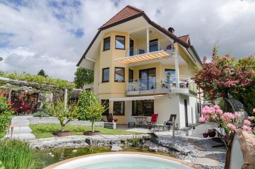 Ueberlingen Apartment | Family-Friendly Ferienwohnung Wolf with Hot Tub & 10/10 Rating