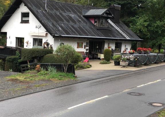 Reichshof Apartment | Cozy Ferienwohnung Wolf: Pet Friendly & Child-Friendly Stay