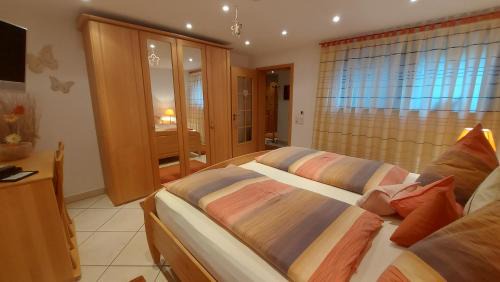 Grosskarlbach Apartment | Pet-Friendly Ferienwohnung Zum Weinberg with Ocean View