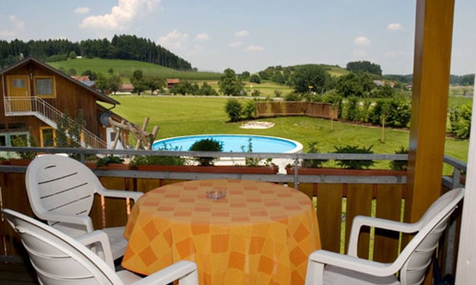 Tettnang Apartment | Cozy Ferienwohnung Zwergenstüble with Pool and Balcony