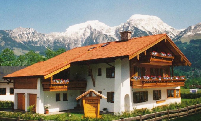 Oberschonau Apartment | Oceanfront Retreat: Ferienwohnungen Haid with Spa & 9.3/10 Rating