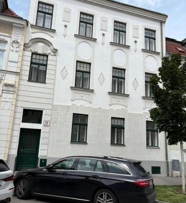 Krems an der Donau Apartment | Pet-Friendly Ferienwohnungen Dr. Neubert with Kitchenette