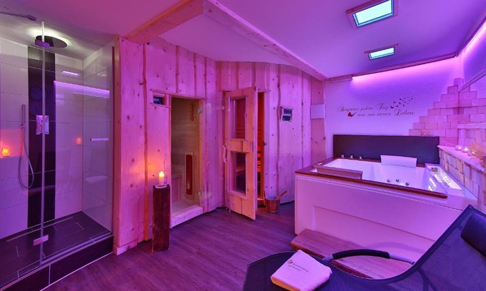 Mauth Apartment | Family-Friendly Ferienwohnungen Auenweg with Hot Tub Access