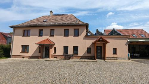 Goeda Apartment | Rustic Ferienwohnungen on a Family-Friendly 3-Sided Courtyard