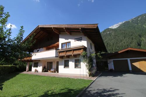 Waidring Apartment | Cozy Ferienwohnungen Christine with Breakfast & Family Fun