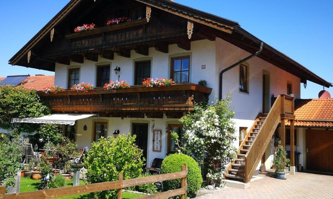 Hohenaschau im Chiemgau Apartment | Cozy Ferienwohnungen Kern with Ocean View & Family Amenities