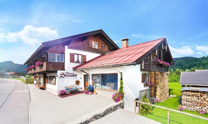 Oberstdorf Hotel | Family-Friendly Ferienwohnungen Gästehaus Schraudolf: Rated 9/10