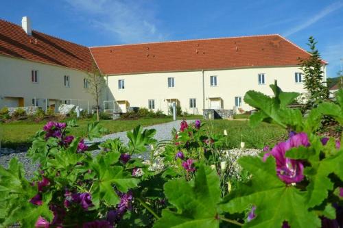 Gars am Kamp Apartment | Cozy Ferienwohnungen im Kloster: Child-Friendly Retreat