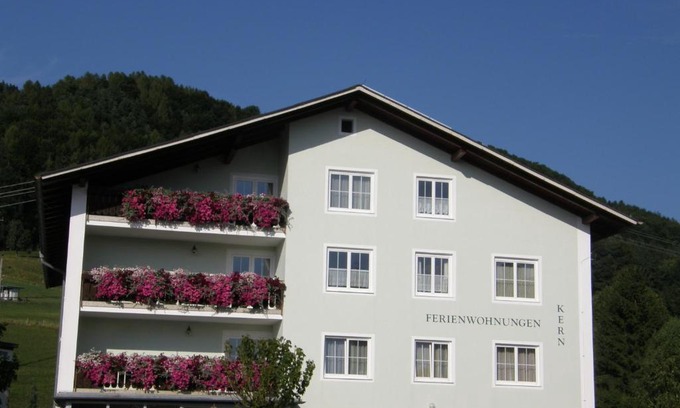 Weyregg am Attersee Apartment | Oceanfront Retreat: Ferienwohnungen Kern with Hot Tub & Pool