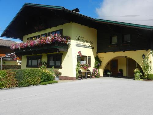 Eben im Pongau Apartment | Family-Friendly Ferienwohnungen Passrugger with High Ratings