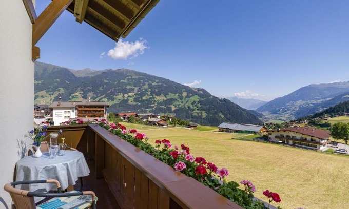 Hainzenberg House | Pet and Child Friendly Retreat at Ferienwohnungen Rieser