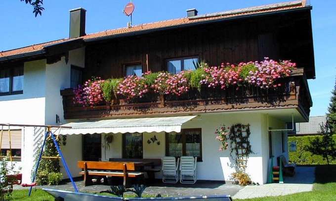 Frasdorf Apartment | Comfortable Ferienwohnungen Winkler: Family-Friendly Stay