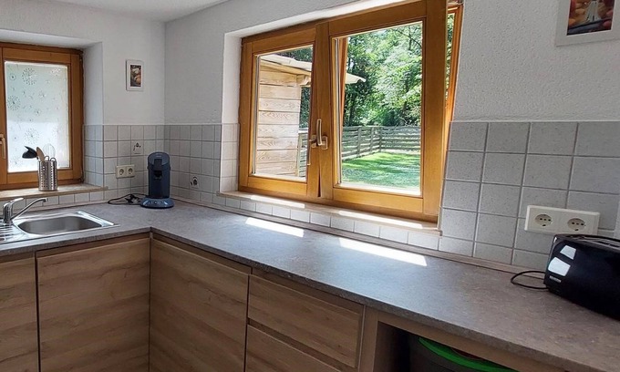 Bad Waldsee Apartment | Cozy Ferienzimmer with Kitchen & Breakfast Included