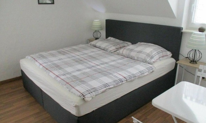 Hollnich Apartment | Comfortable Ferienzimmer: Ideal for Handwerkers & Families