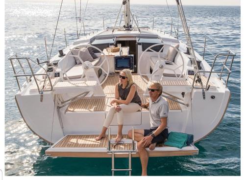 16th Arrondissement Boat Rental | Explore VOILIER 12: Family & Pet-Friendly Near Marseille