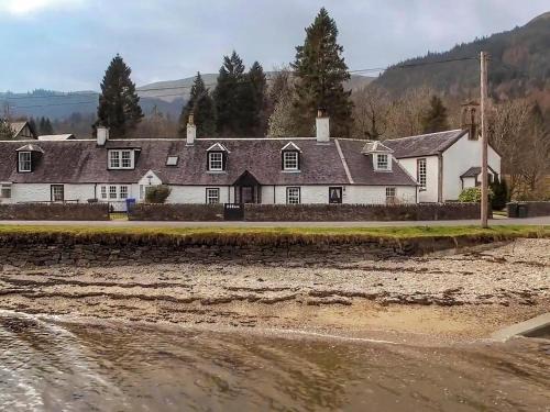 Kilmun House | Fern Cottage: 4-Star Pet-Friendly Retreat with Perfect Score