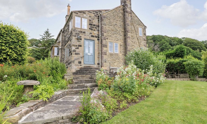 Baslow Cottage | Pet-Friendly Fern Cottage with Garden in Beautiful Baslow