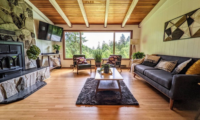 Eugene House | Discover Fern Forest Hideaway: A Tranquil Retreat