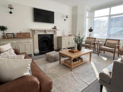 Rhosneigr House | Experience Fern Lodge by Birch Stays: Pet & Child Friendly