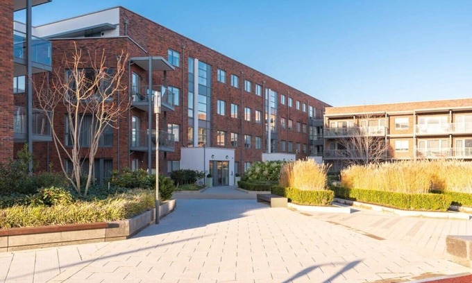 Dundrum Apartment | Fernbank: Family-Friendly Retreat with Kitchen & Breakfast