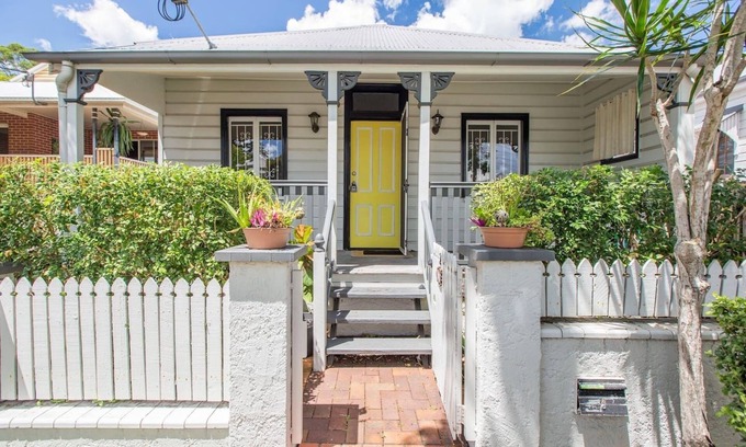Paddington House | Fernberg Cottage: Family-Friendly Queenslander Experience