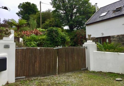 Skibbereen House | Fernery Garden Cottage: Oceanfront Retreat Near Skibbereen