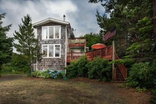 Gleneden Beach House | Explore Fernglen Forested Beach Retreat with Hot Tub & More