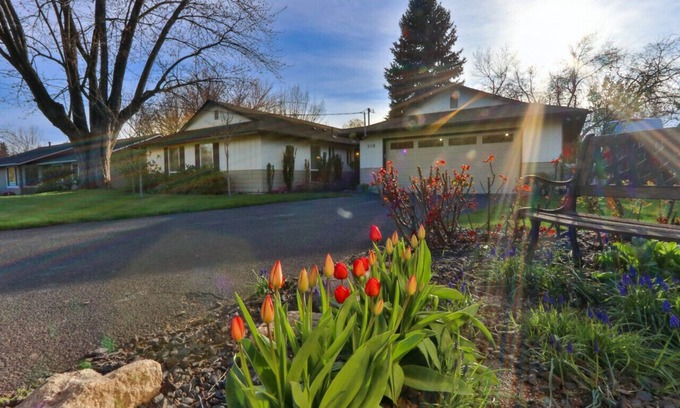 Walla Walla East House | Fernhaven: Guest Rated 10/10 with Spa & Family Amenities
