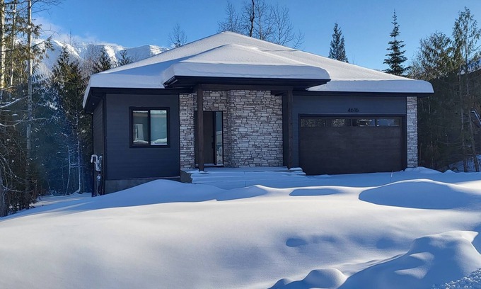 East Kootenay House | Fernie Escape Mountain Home: Ski Hill Retreat with Spa