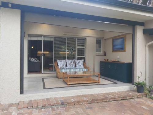 Greater Johannesburg Metropolitan Area Apartment | Modern Fernpark Cottage with Pool and Ocean View