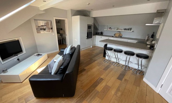 Knutsford House | Family-Friendly Fernside Barn Apartment with Kitchen Access