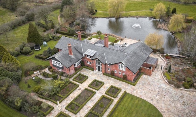 Knutsford House | Fernside Home in Cheshire: Pet-Friendly with Lake View Spa