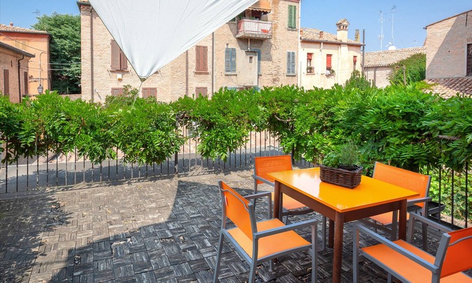Ferrara Historic Centre Apartment | Relax at Ferrara Casa Dell'Archivòlto with Family-Friendly Perks