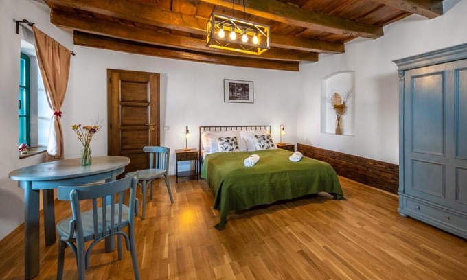 Csesznek Apartment | Experience Ferrata Vár Vendégház: Pet-Friendly Oceanfront Retreat